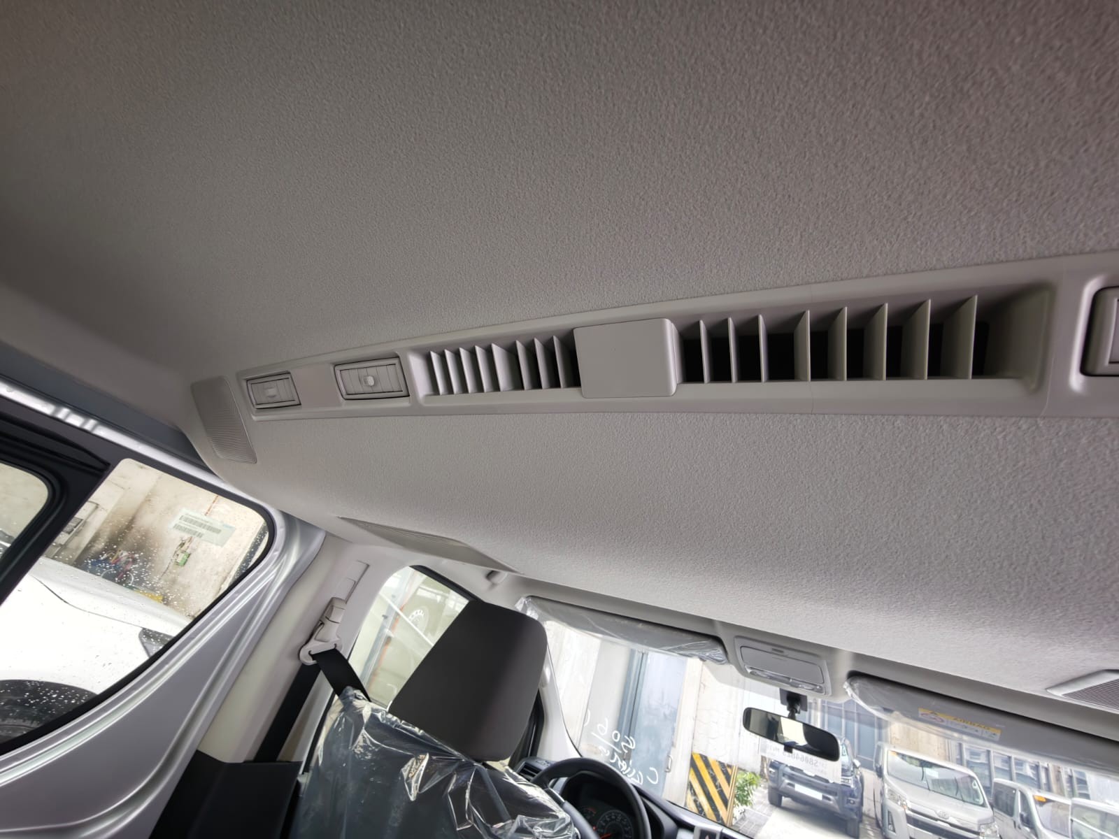 2027 TOYOTA HIACE VAN COMMUTER DELUXE 2.8 2WD MT White image 31