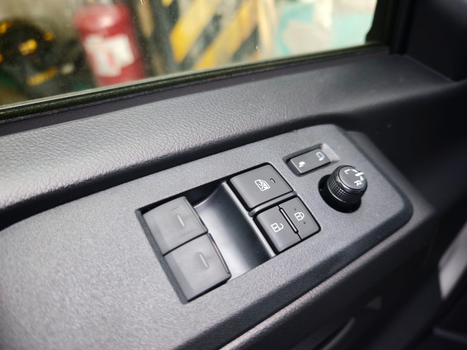 2027 TOYOTA HIACE VAN COMMUTER DELUXE 2.8 2WD MT White image 32