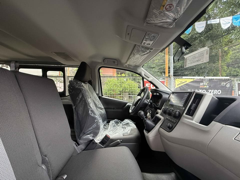 2027 TOYOTA HIACE VAN COMMUTER DELUXE 2.8 2WD MT Silver image 9