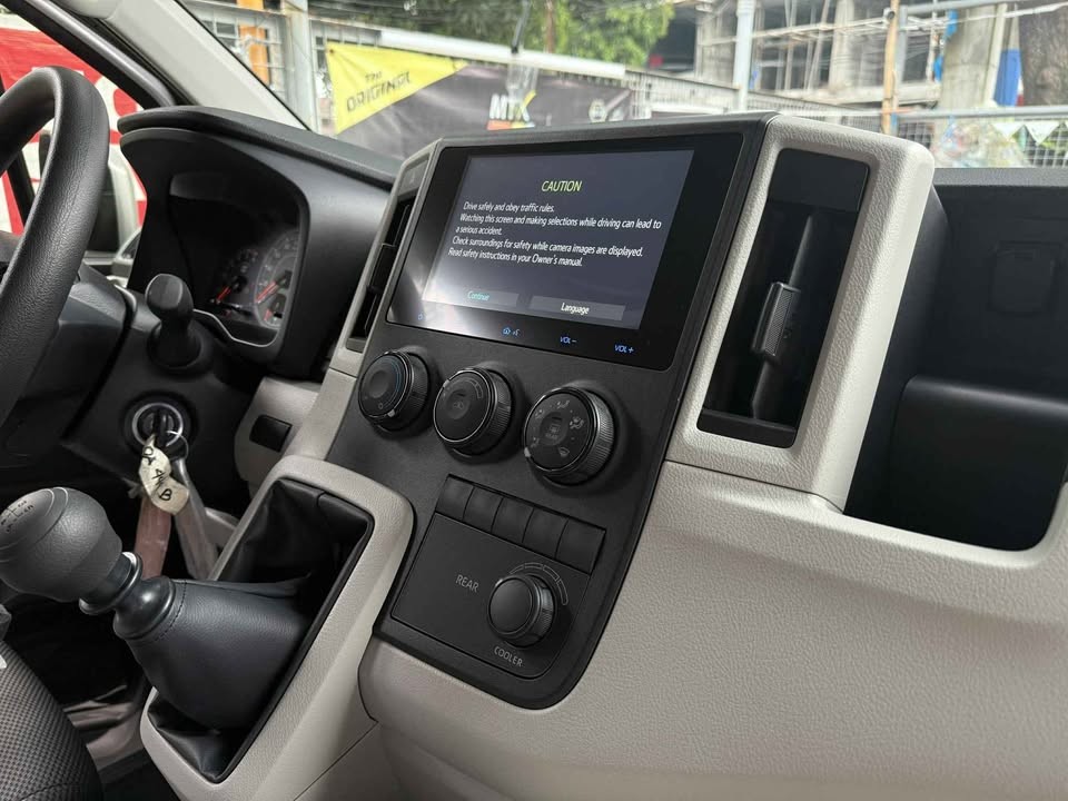 2027 TOYOTA HIACE VAN COMMUTER DELUXE 2.8 2WD MT Silver image 13