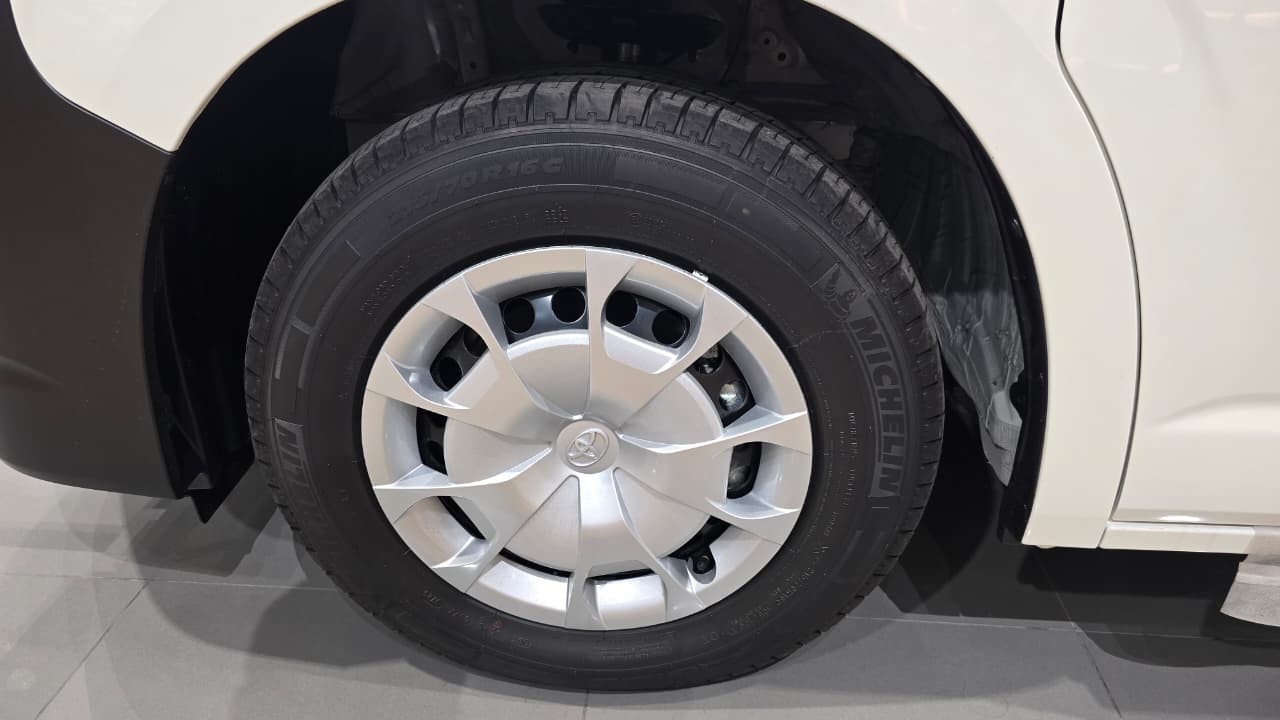 2027 TOYOTA HIACE VAN COMMUTER DELUXE 2.8 2WD MT White image 14
