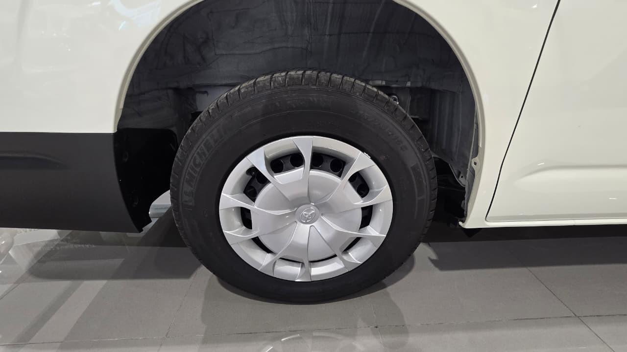 2027 TOYOTA HIACE VAN COMMUTER DELUXE 2.8 2WD MT White image 16