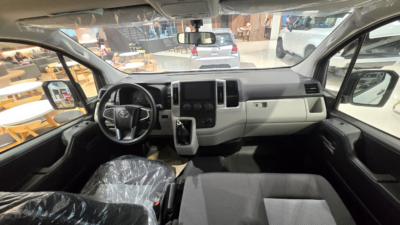 2027 TOYOTA HIACE VAN COMMUTER DELUXE 2.8 2WD MT White image 22
