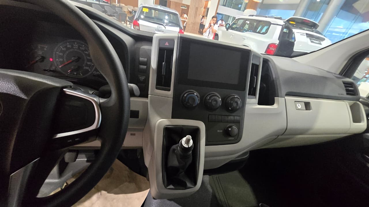 2027 TOYOTA HIACE VAN COMMUTER DELUXE 2.8 2WD MT White image 25