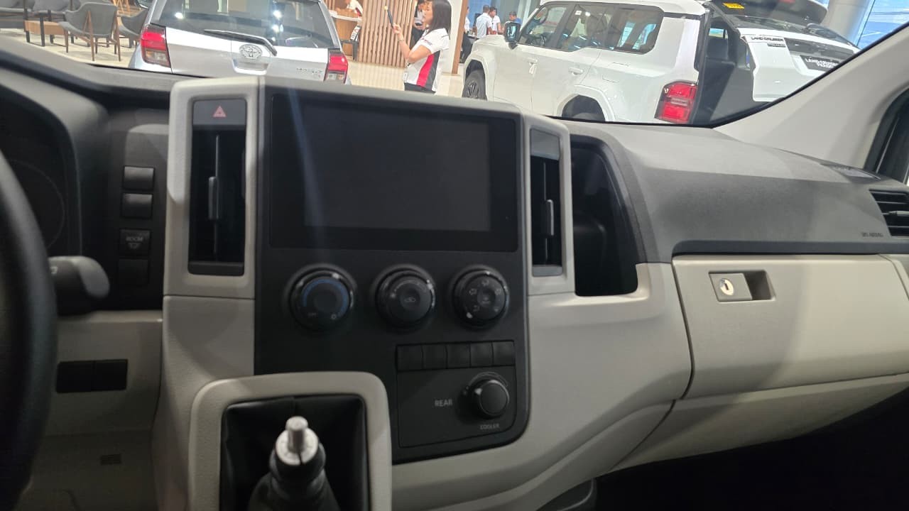 2027 TOYOTA HIACE VAN COMMUTER DELUXE 2.8 2WD MT White image 26