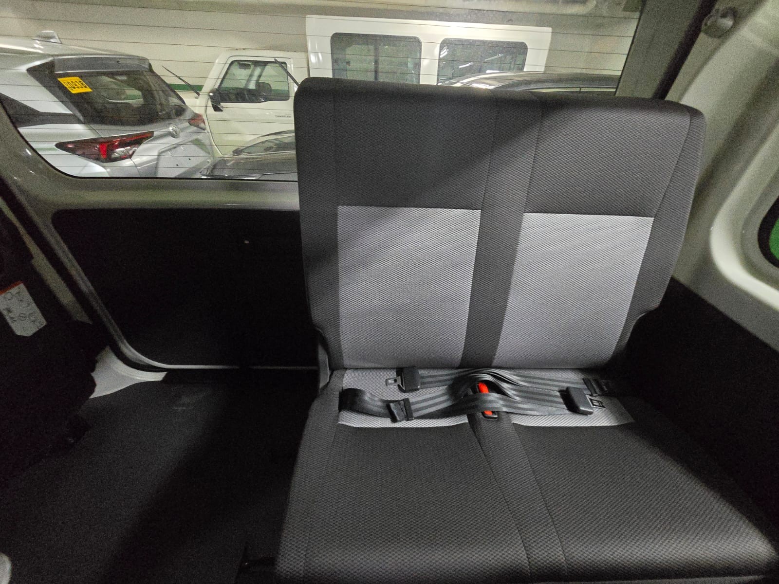2027 TOYOTA HIACE VAN COMMUTER DELUXE 2.8 2WD MT White image 22