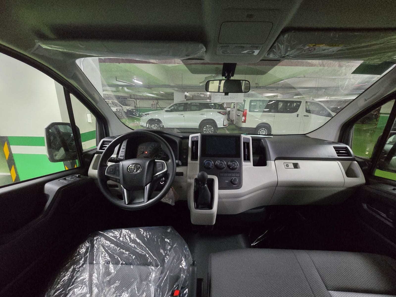 2027 TOYOTA HIACE VAN COMMUTER DELUXE 2.8 2WD MT White image 26