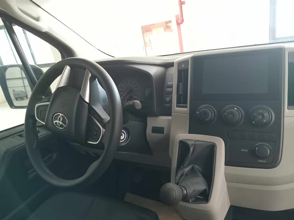 2027 TOYOTA HIACE VAN COMMUTER DELUXE 2.8 2WD MT White image 18