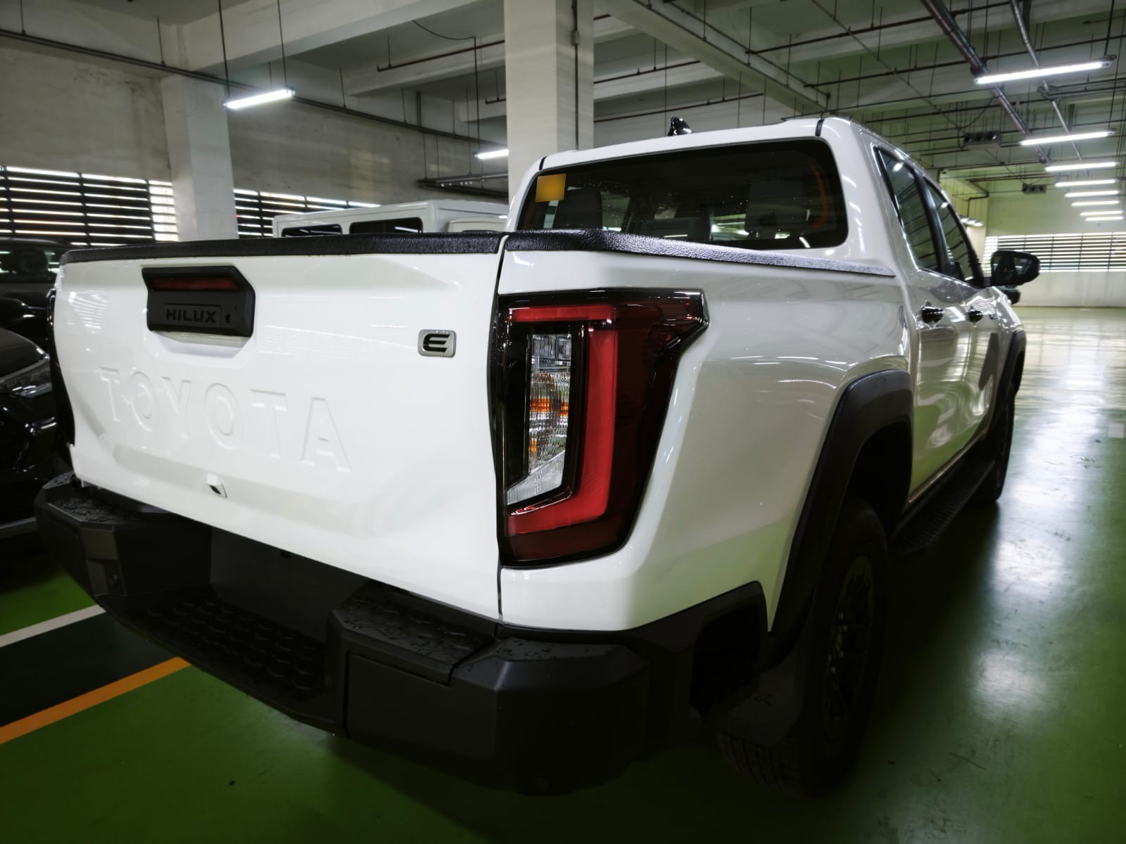2026 TOYOTA HILUX DOUBLE CAB E 2.8 4WD Manual Transmission White image 6