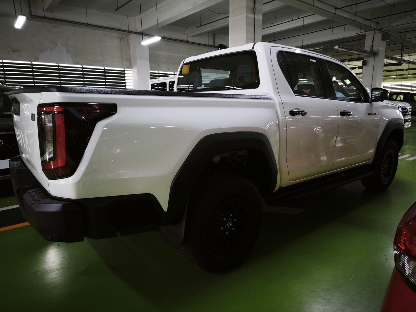 2026 TOYOTA HILUX DOUBLE CAB E 2.8 4WD Manual Transmission White image 7