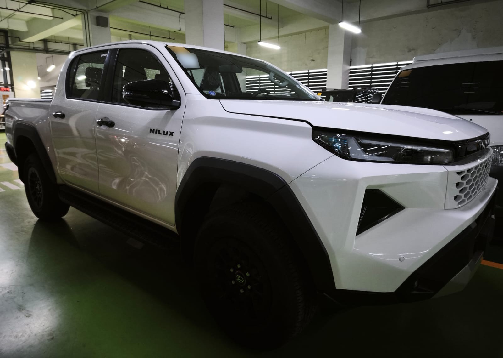 2026 TOYOTA HILUX DOUBLE CAB E 2.8 4WD Manual Transmission White image 8