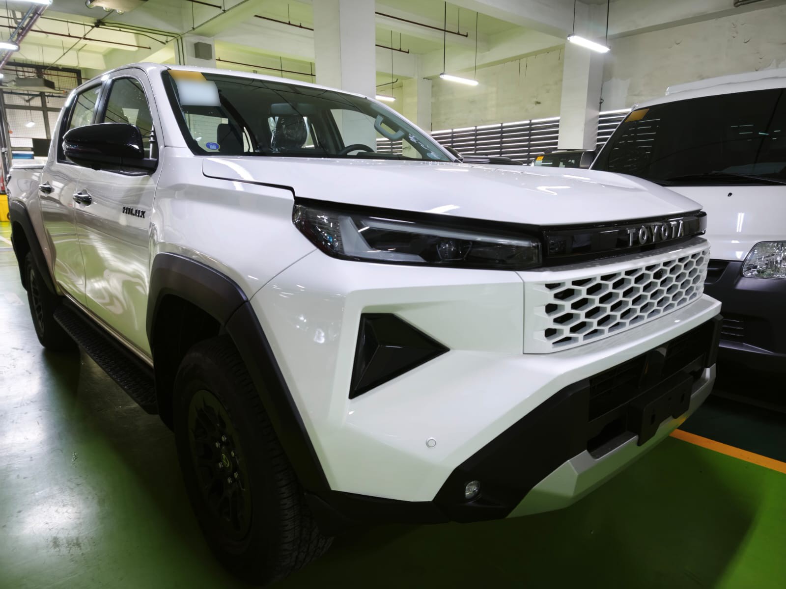 2026 TOYOTA HILUX DOUBLE CAB E 2.8 4WD Manual Transmission White image 9