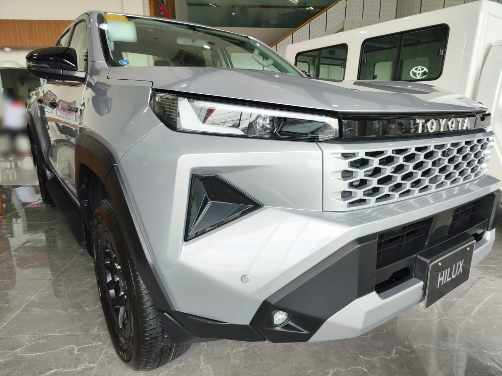 2026 TOYOTA HILUX DOUBLE CAB G 2.8 2WD AT Silver image 9