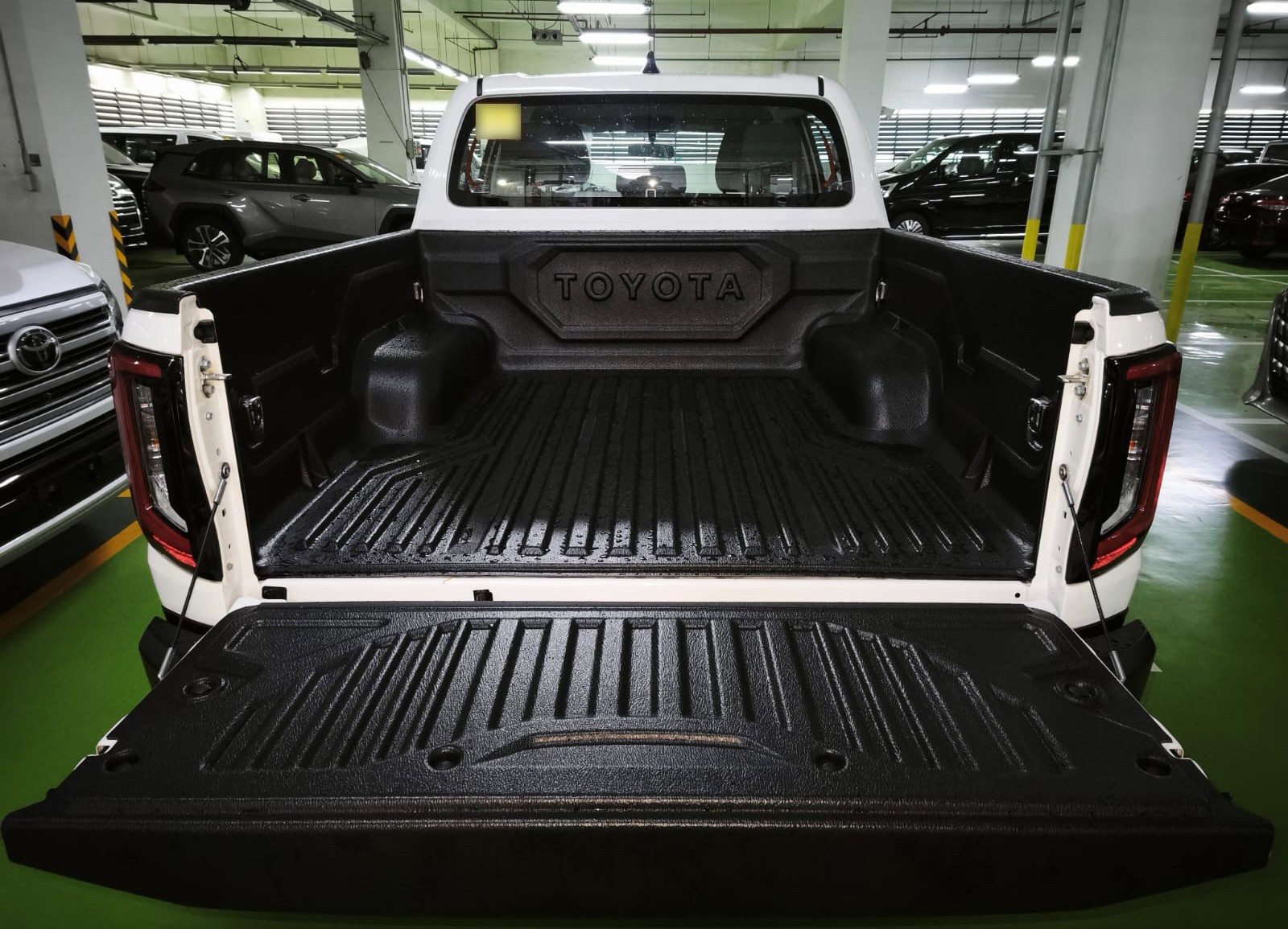 2026 TOYOTA HILUX DOUBLE CAB E 2.8 4WD Manual Transmission White image 25