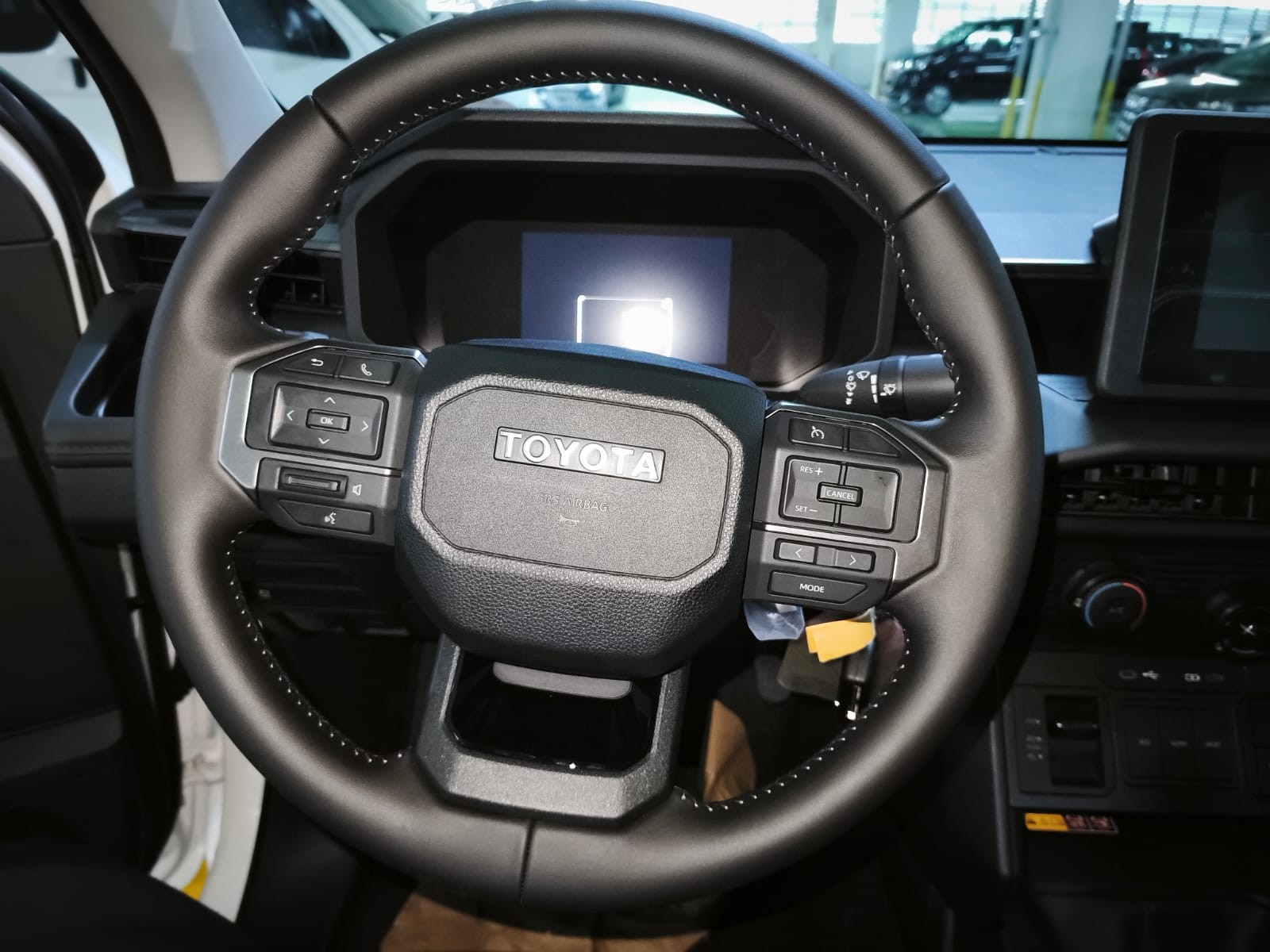 2026 TOYOTA HILUX DOUBLE CAB E 2.8 4WD Manual Transmission White image 28