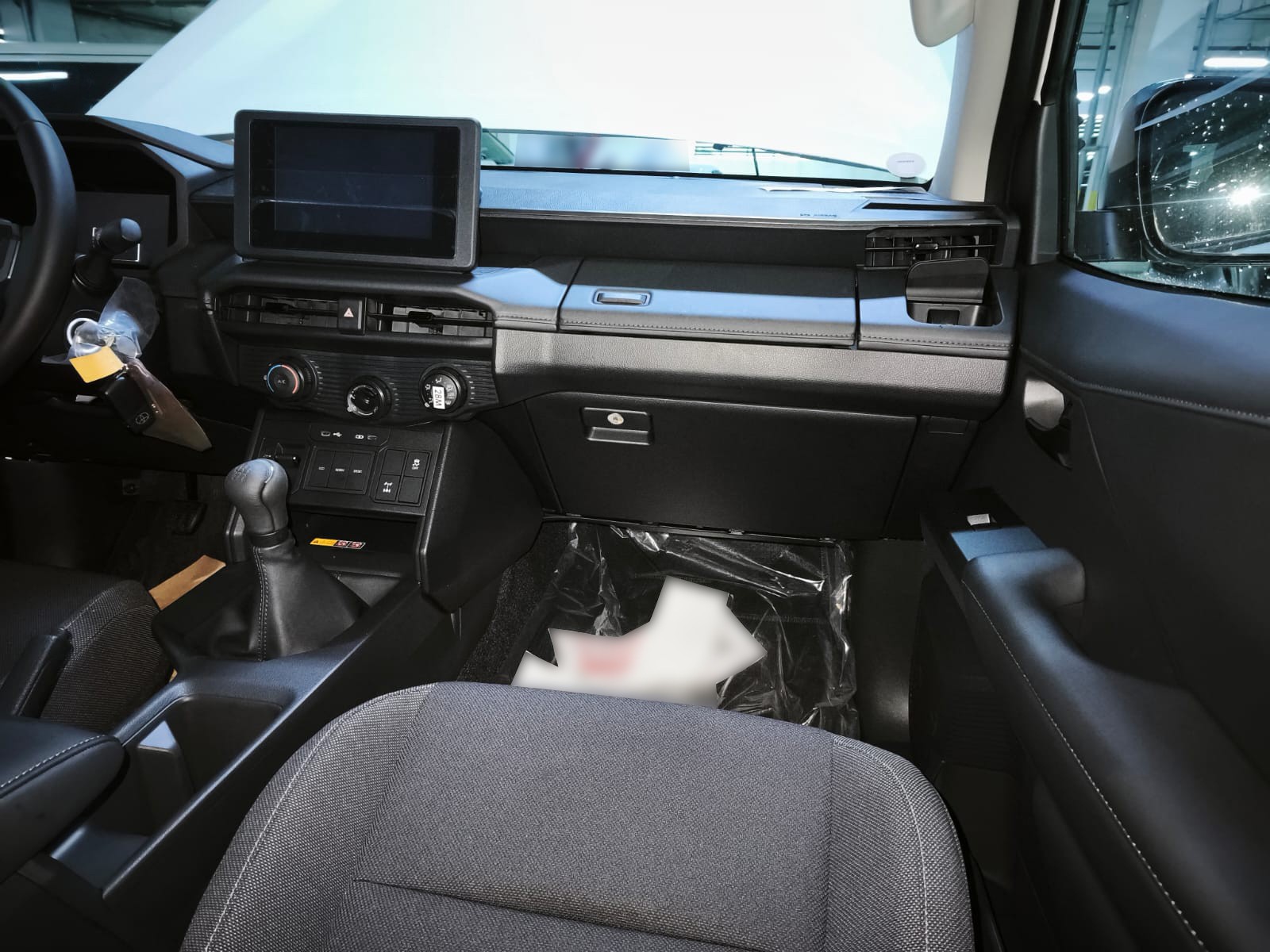 2026 TOYOTA HILUX DOUBLE CAB E 2.8 4WD Manual Transmission White image 29