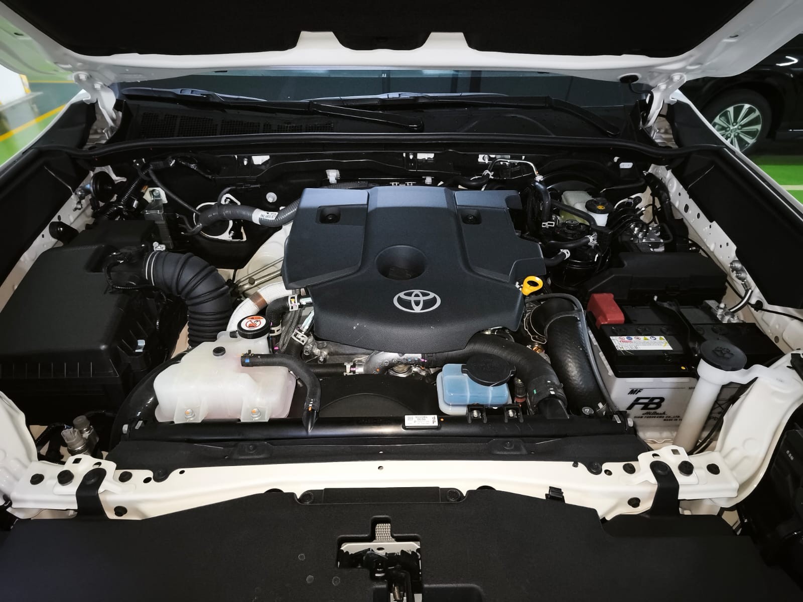2026 TOYOTA HILUX DOUBLE CAB E 2.8 4WD Manual Transmission White image 37