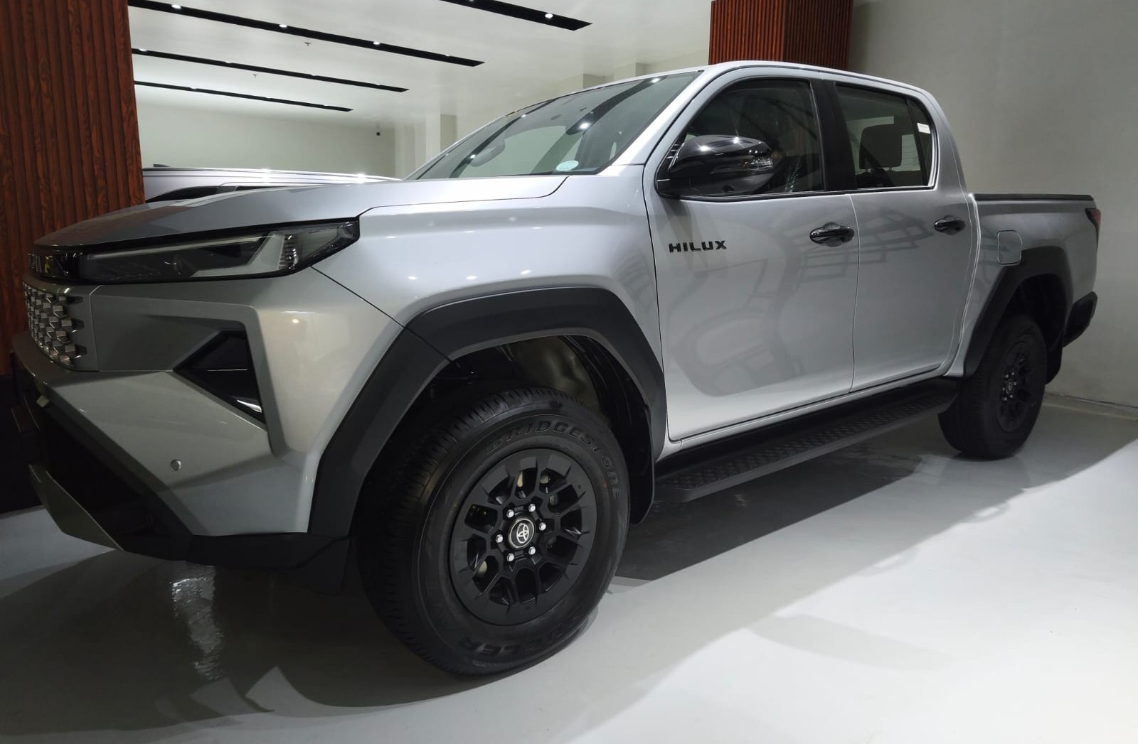 2026 TOYOTA HILUX DOUBLE CAB E 2.8 4WD MT Silver image 2