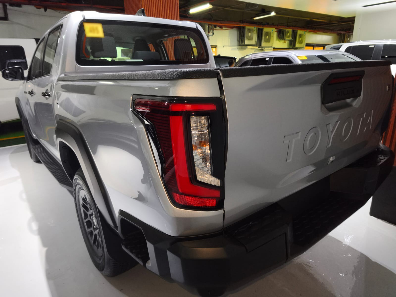 2026 TOYOTA HILUX DOUBLE CAB E 2.8 4WD MT Silver image 4