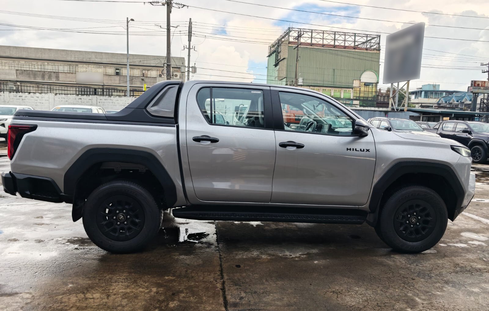 2026 TOYOTA HILUX DOUBLE CAB E 2.8 4WD Manual Transmission Silver image 6