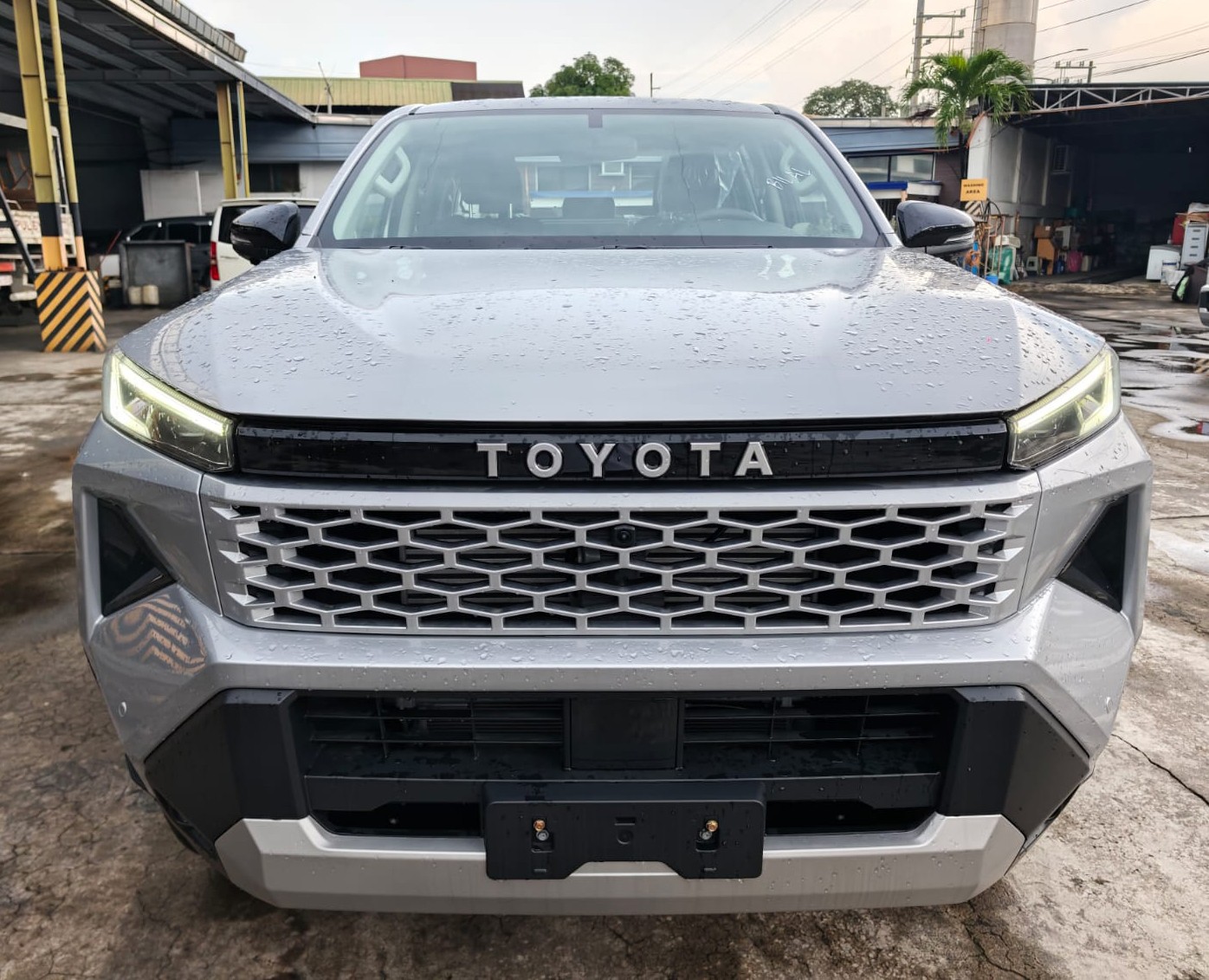 2026 TOYOTA HILUX DOUBLE CAB E 2.8 4WD Manual Transmission Silver image 8