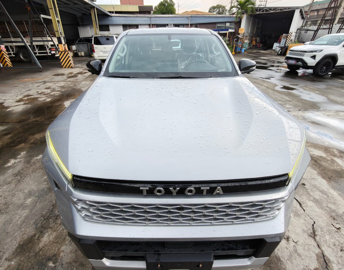 2026 TOYOTA HILUX DOUBLE CAB E 2.8 4WD Manual Transmission Silver image 9