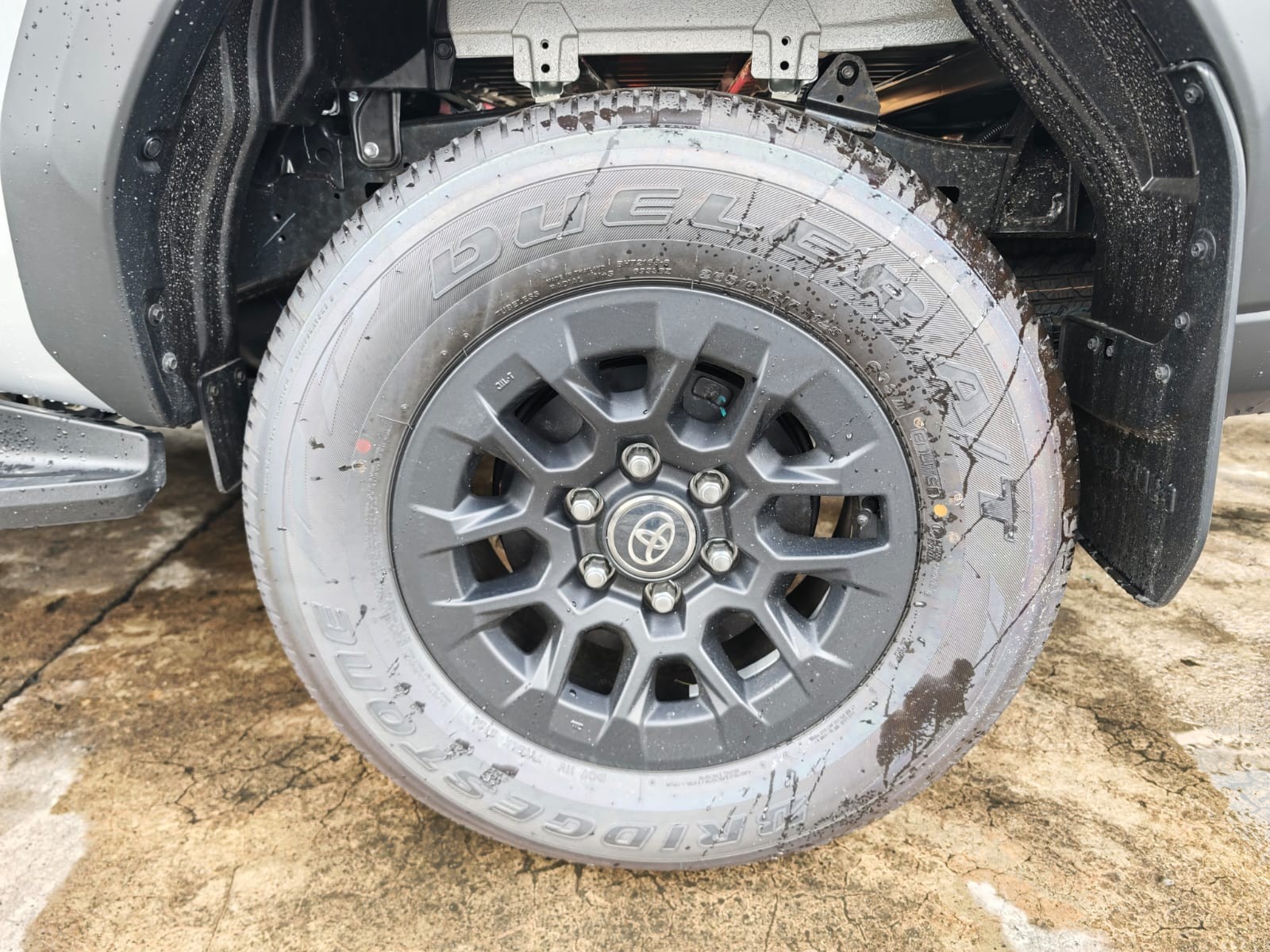 2026 TOYOTA HILUX DOUBLE CAB E 2.8 4WD Manual Transmission Silver image 10