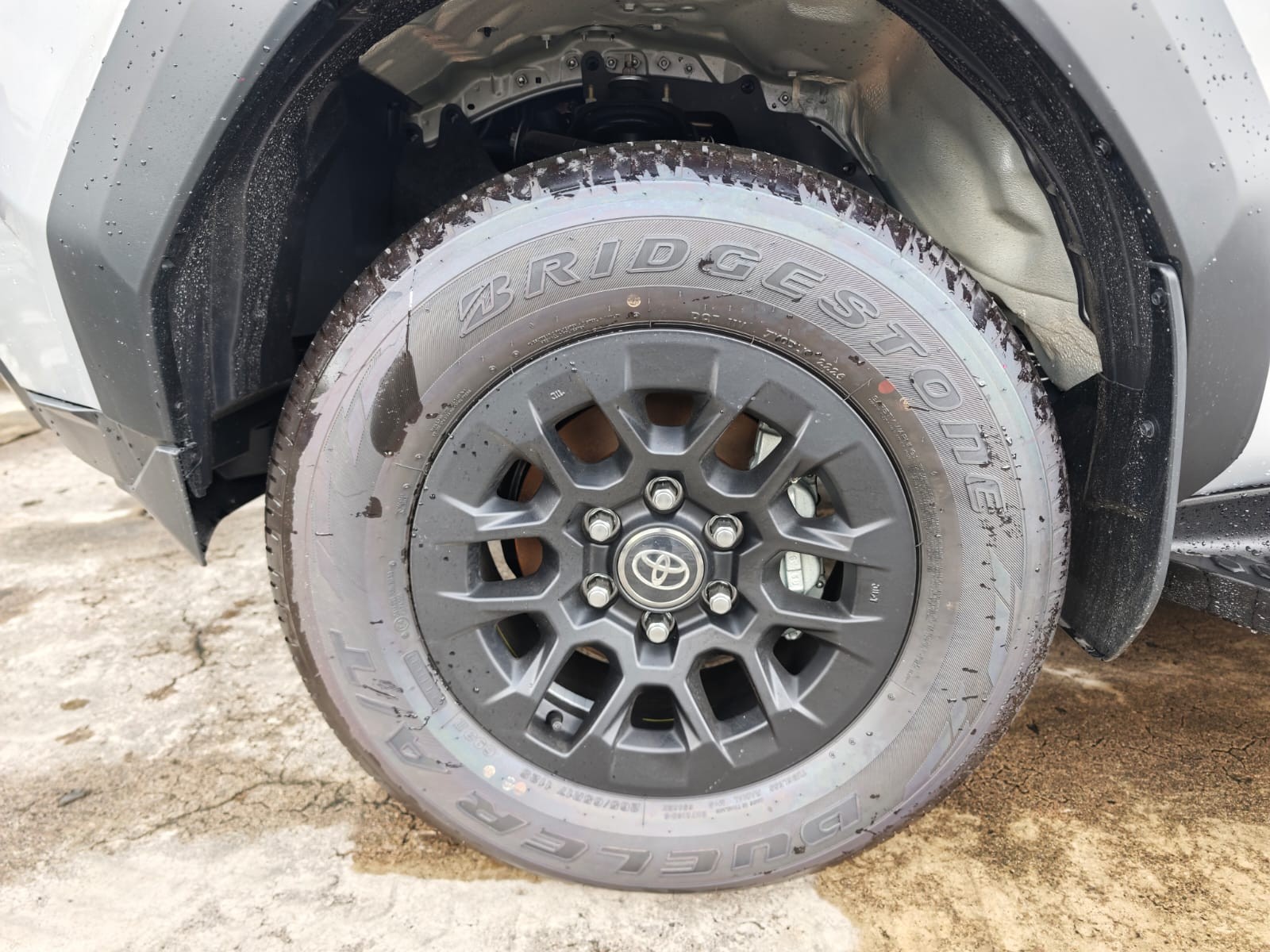 2026 TOYOTA HILUX DOUBLE CAB E 2.8 4WD Manual Transmission Silver image 11