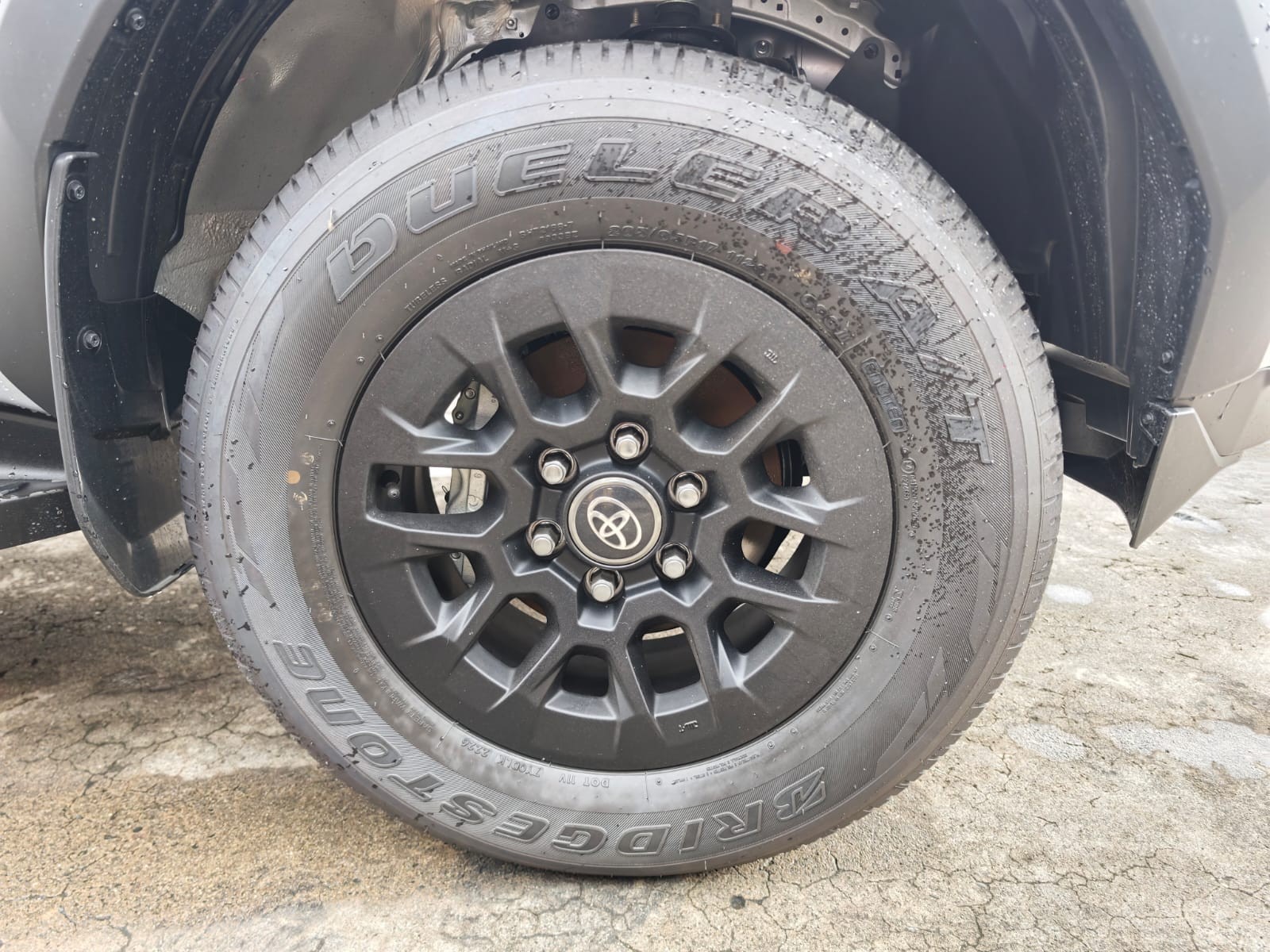 2026 TOYOTA HILUX DOUBLE CAB E 2.8 4WD Manual Transmission Silver image 12