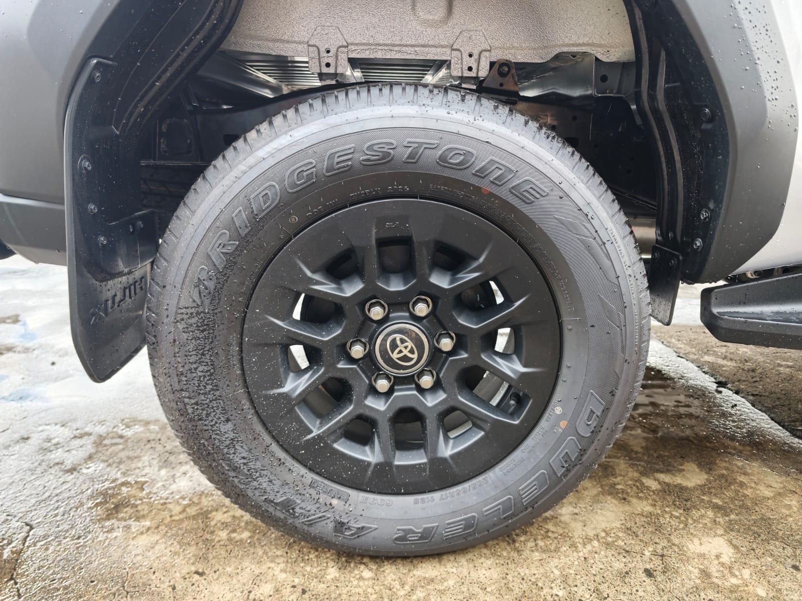 2026 TOYOTA HILUX DOUBLE CAB E 2.8 4WD Manual Transmission Silver image 13