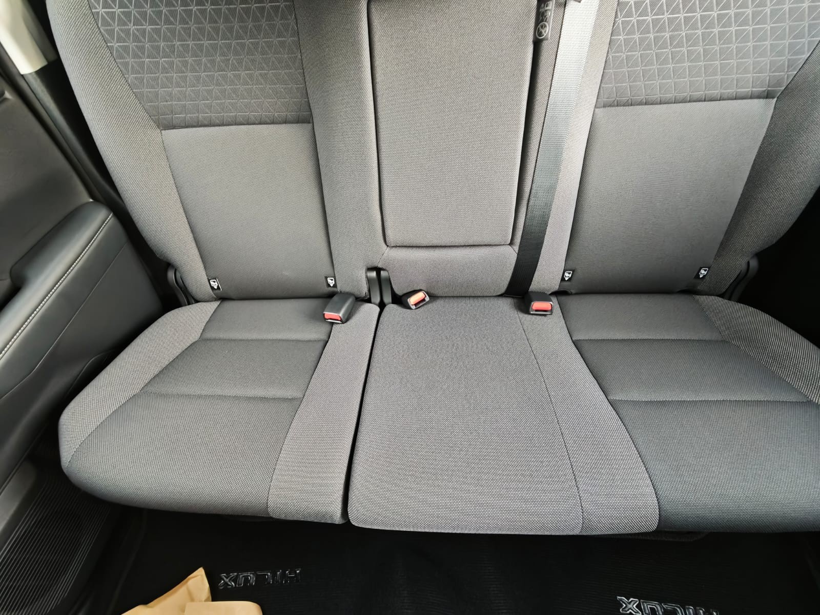 2026 TOYOTA HILUX DOUBLE CAB E 2.8 4WD Manual Transmission Silver image 17