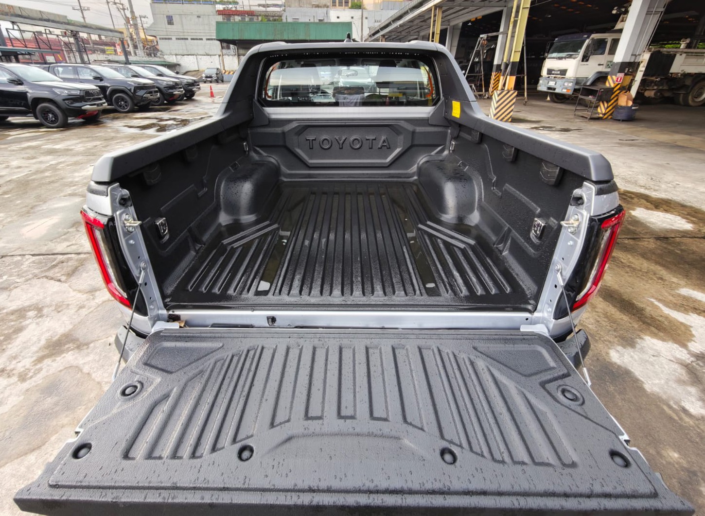 2026 TOYOTA HILUX DOUBLE CAB E 2.8 4WD Manual Transmission Silver image 18