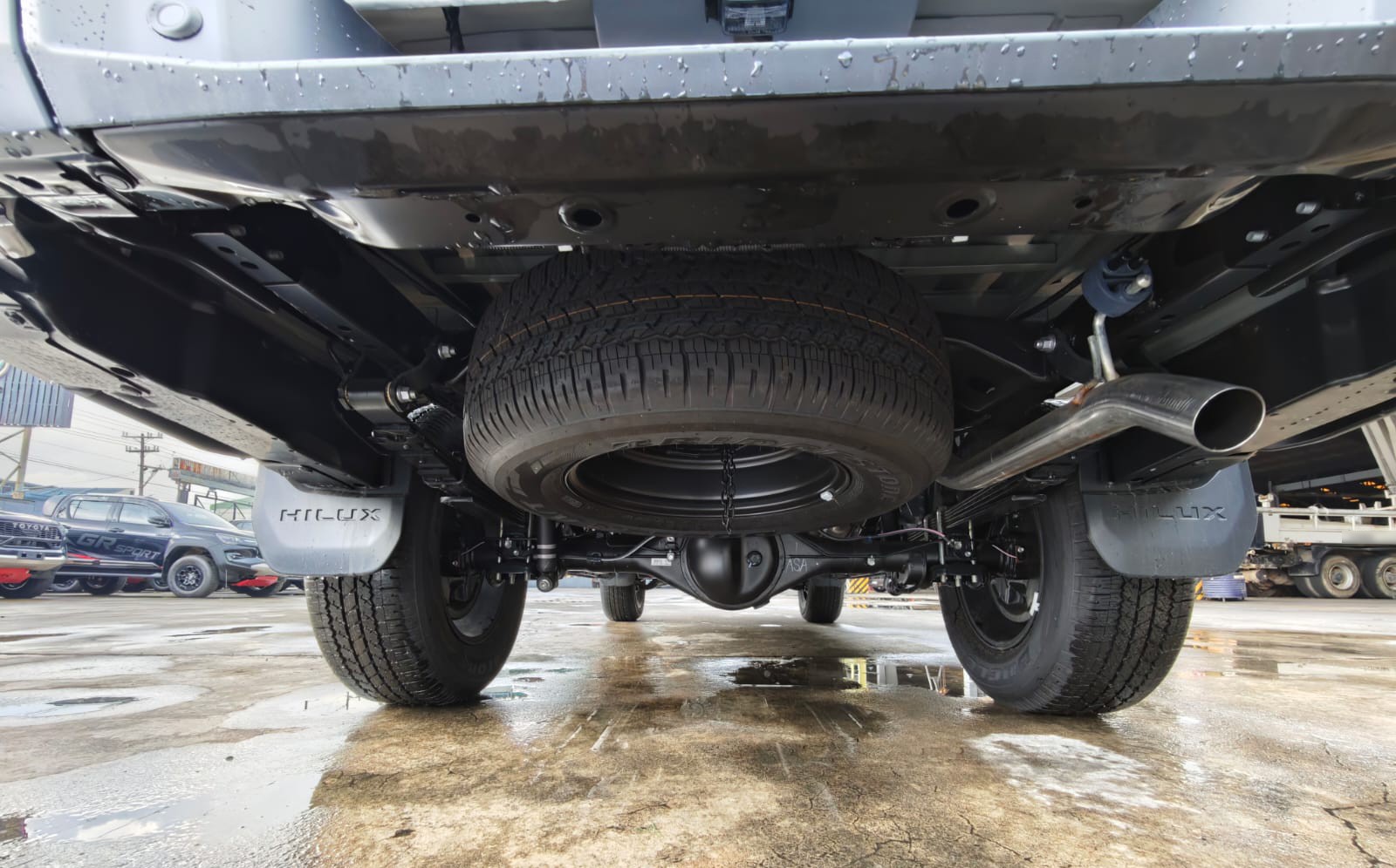 2026 TOYOTA HILUX DOUBLE CAB E 2.8 4WD Manual Transmission Silver image 19