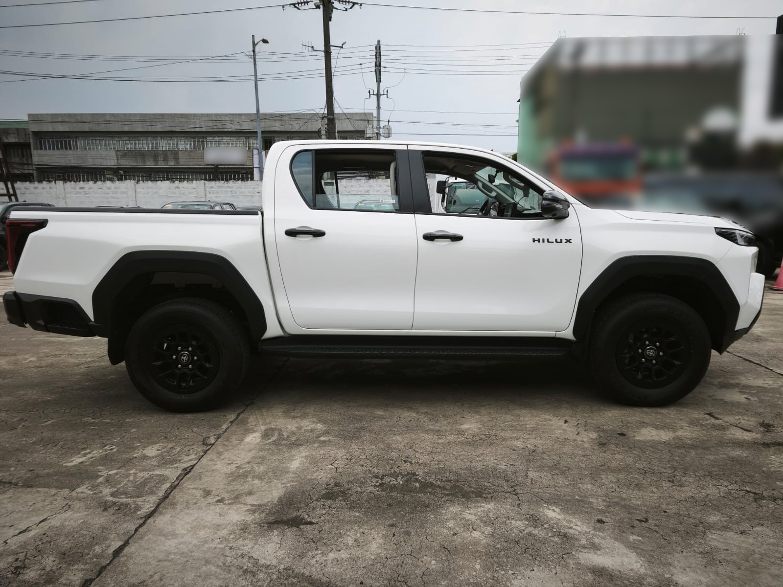 2026 TOYOTA HILUX DOUBLE CAB E 2.8 4WD Manual Transmission White image 6