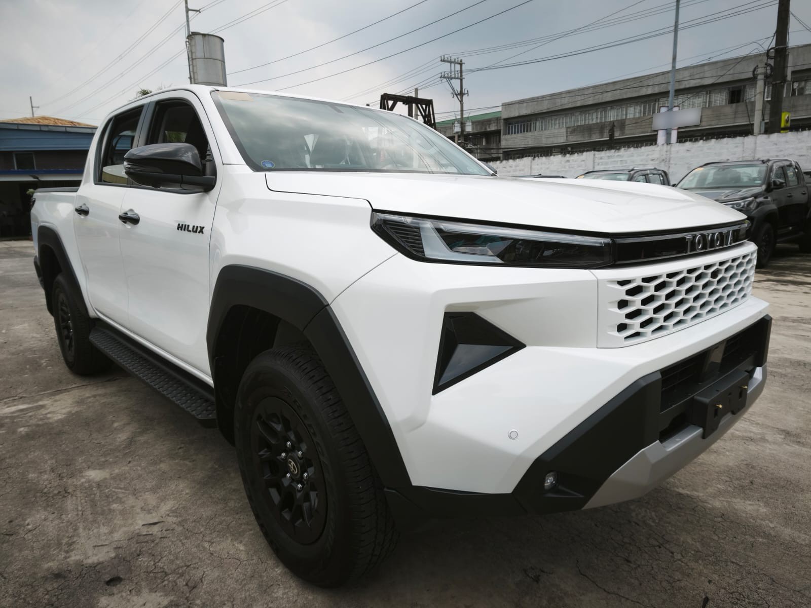 2026 TOYOTA HILUX DOUBLE CAB E 2.8 4WD Manual Transmission White image 7