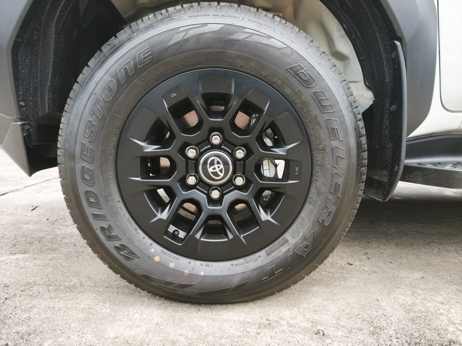 2026 TOYOTA HILUX DOUBLE CAB E 2.8 4WD Manual Transmission White image 9