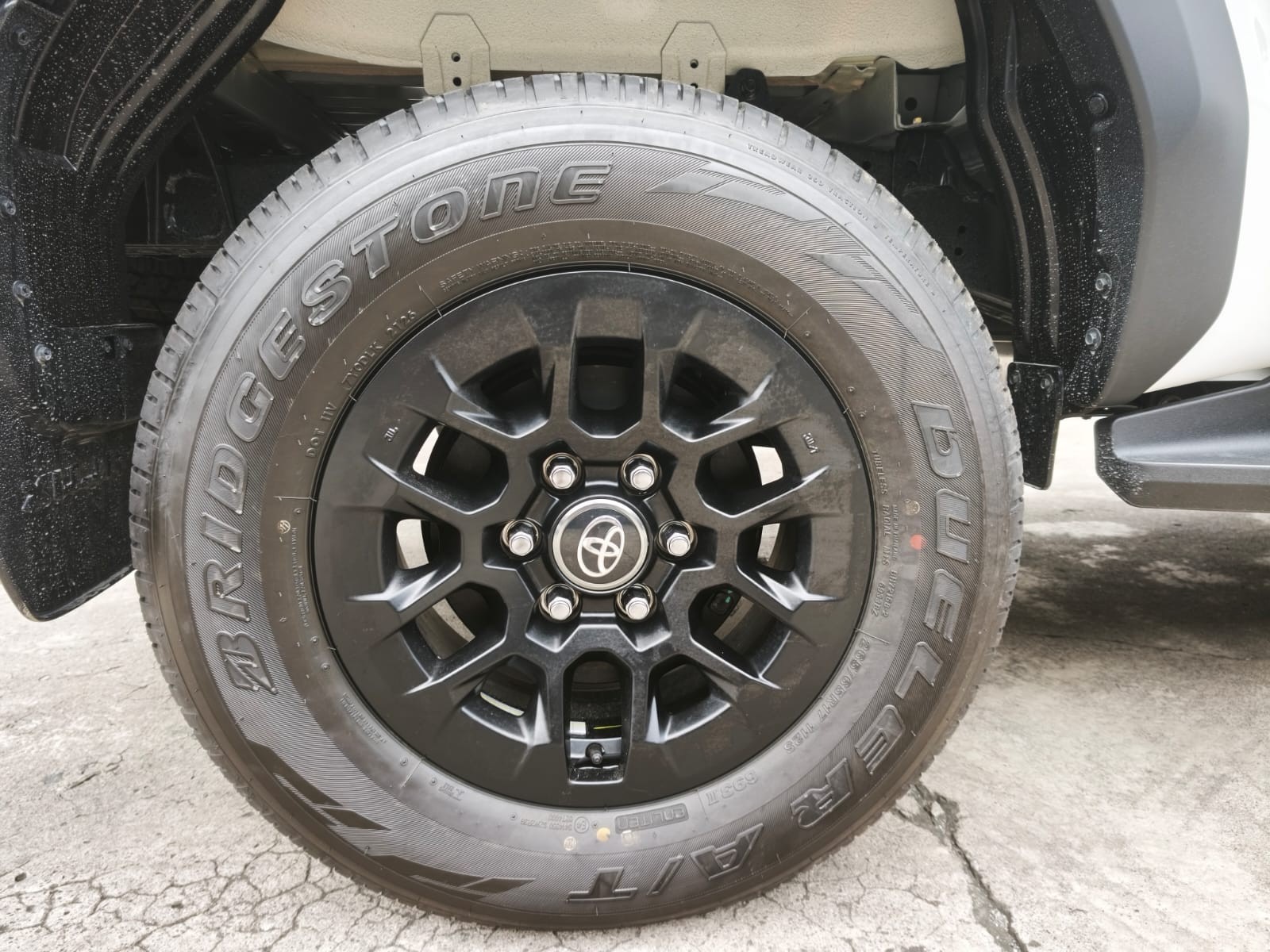 2026 TOYOTA HILUX DOUBLE CAB E 2.8 4WD Manual Transmission White image 11