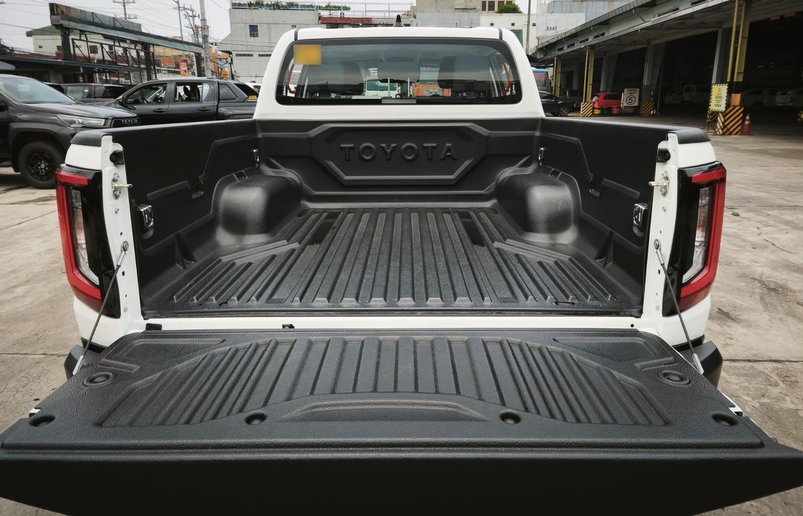 2026 TOYOTA HILUX DOUBLE CAB E 2.8 4WD Manual Transmission White image 16