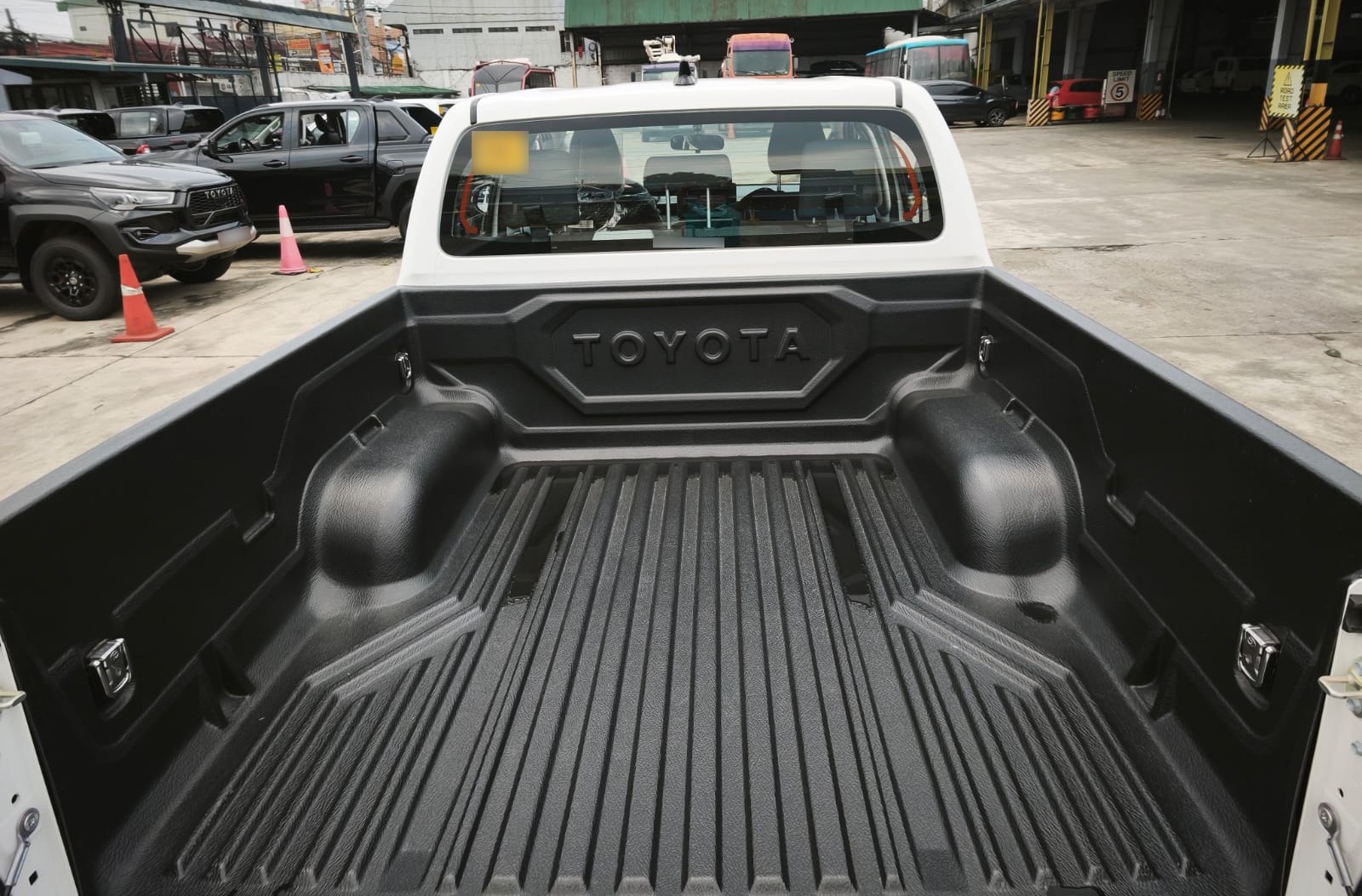 2026 TOYOTA HILUX DOUBLE CAB E 2.8 4WD Manual Transmission White image 17