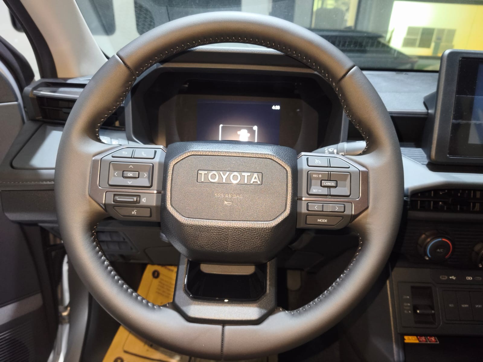 2026 TOYOTA HILUX DOUBLE CAB E 2.8 4WD MT Silver image 31