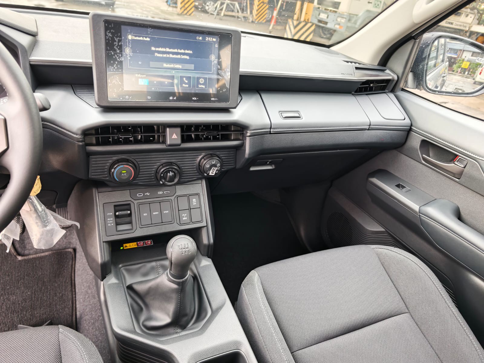 2026 TOYOTA HILUX DOUBLE CAB E 2.8 4WD Manual Transmission Silver image 23
