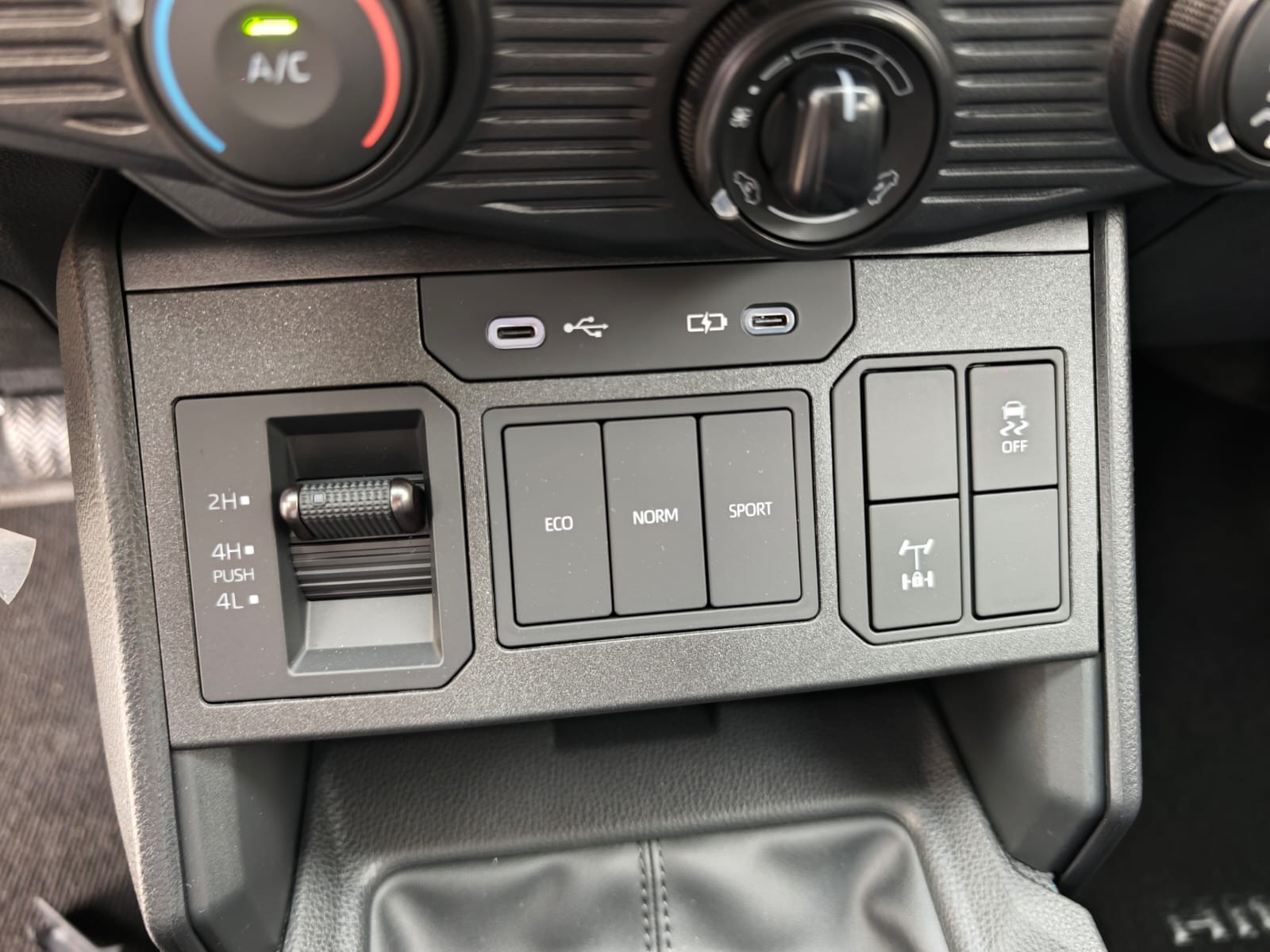 2026 TOYOTA HILUX DOUBLE CAB E 2.8 4WD Manual Transmission Silver image 25