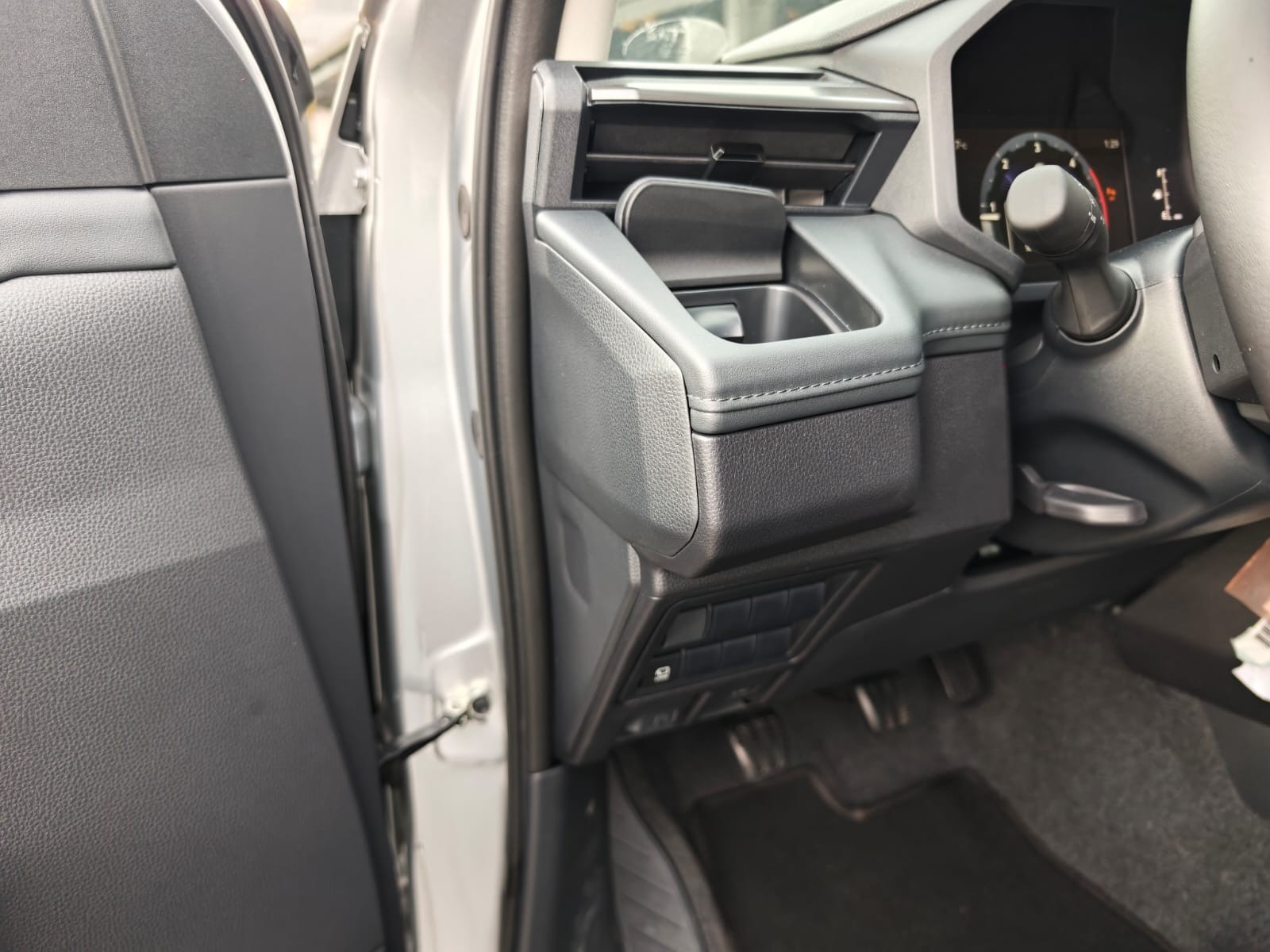 2026 TOYOTA HILUX DOUBLE CAB E 2.8 4WD Manual Transmission Silver image 26