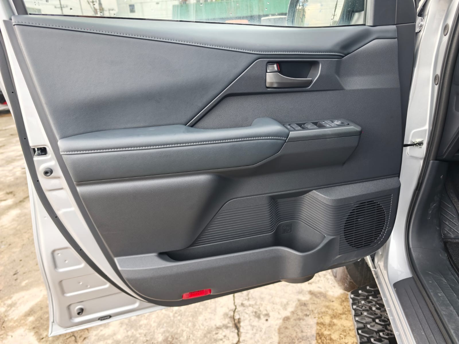 2026 TOYOTA HILUX DOUBLE CAB E 2.8 4WD Manual Transmission Silver image 28