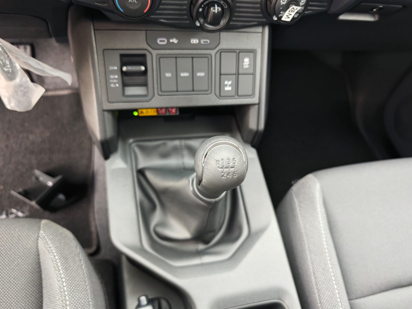 2026 TOYOTA HILUX DOUBLE CAB E 2.8 4WD Manual Transmission Silver image 30