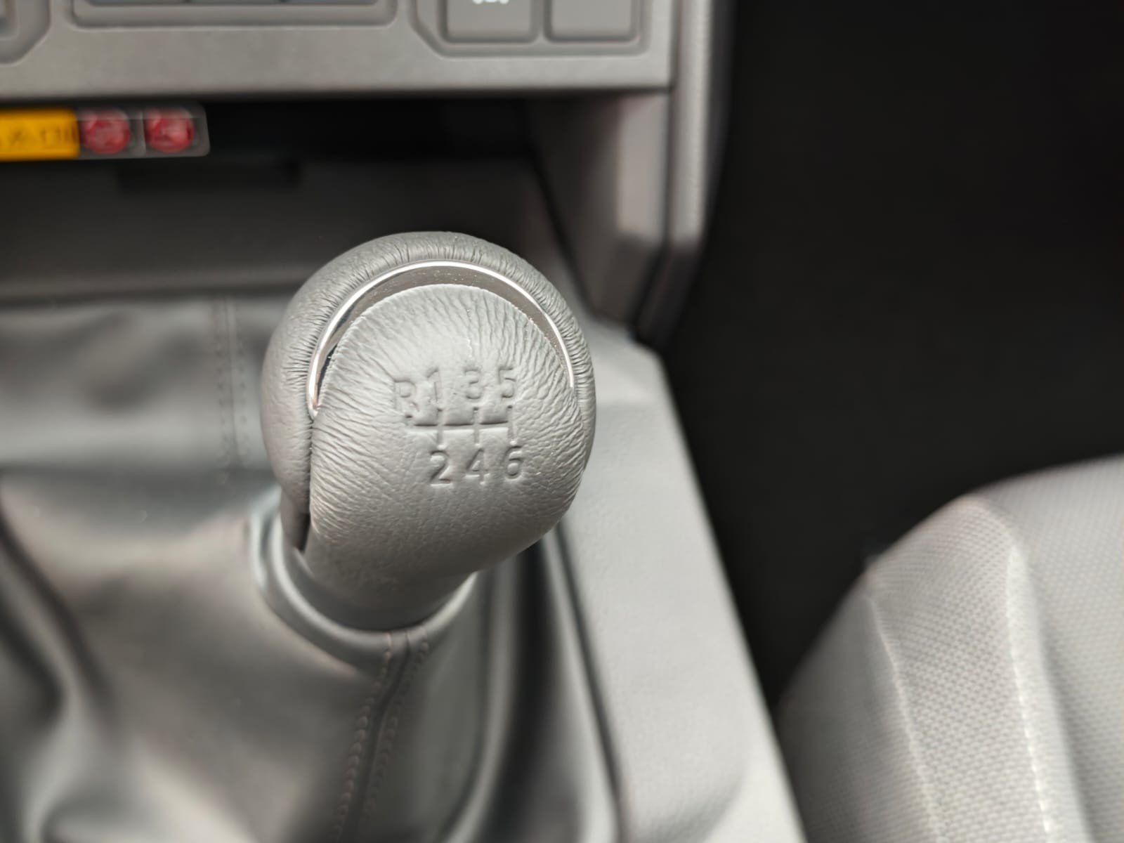 2026 TOYOTA HILUX DOUBLE CAB E 2.8 4WD Manual Transmission Silver image 31