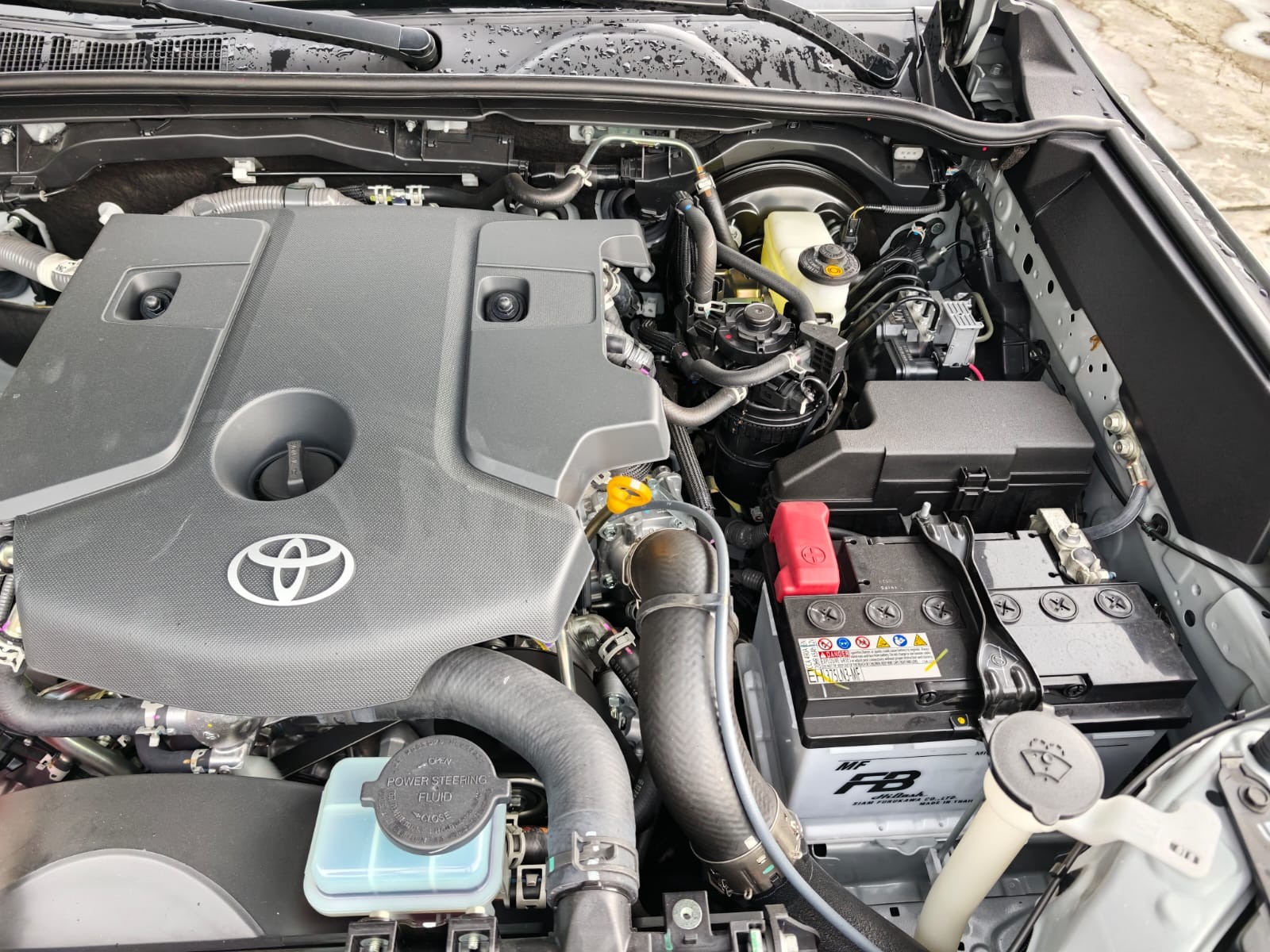 2026 TOYOTA HILUX DOUBLE CAB E 2.8 4WD Manual Transmission Silver image 32