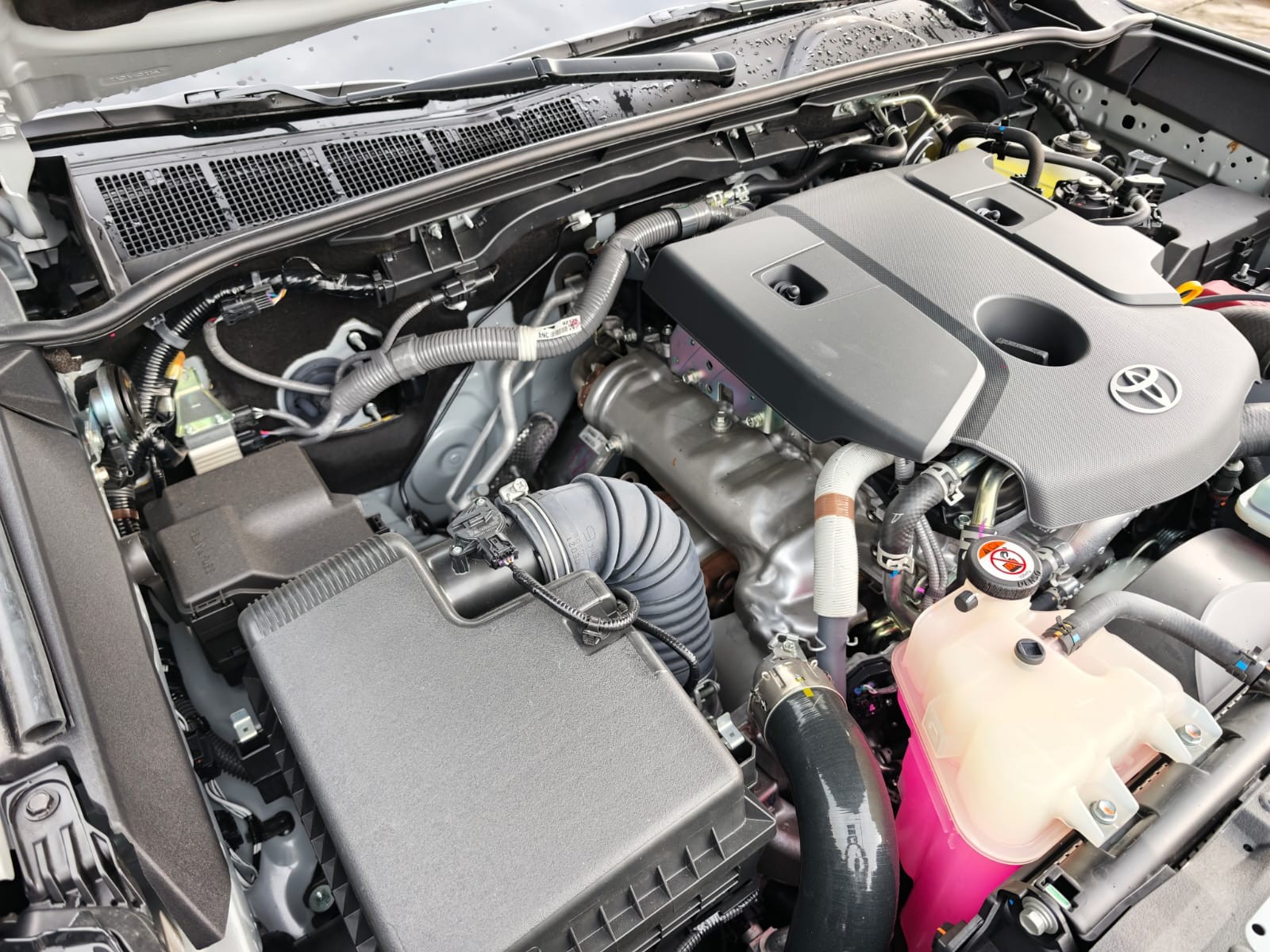 2026 TOYOTA HILUX DOUBLE CAB E 2.8 4WD Manual Transmission Silver image 33