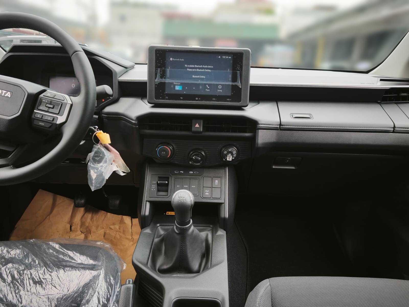 2026 TOYOTA HILUX DOUBLE CAB E 2.8 4WD Manual Transmission White image 23