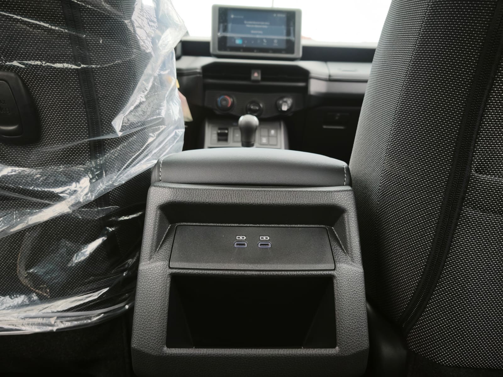 2026 TOYOTA HILUX DOUBLE CAB E 2.8 4WD Manual Transmission White image 25